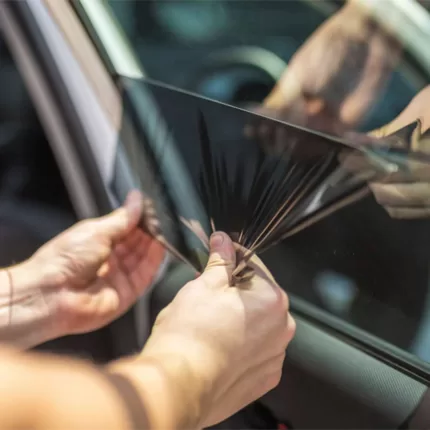 اجرای برچسب دودی شیشه خودرو