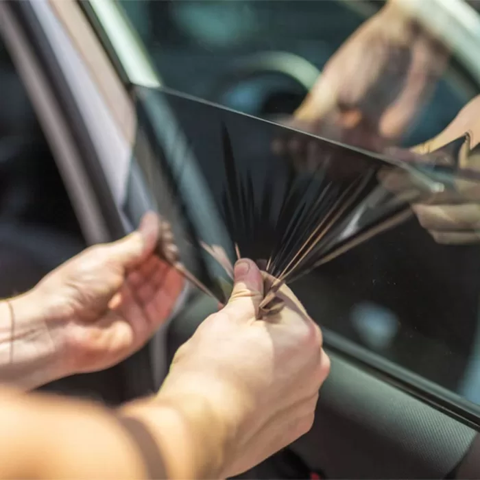 اجرای برچسب دودی شیشه خودرو