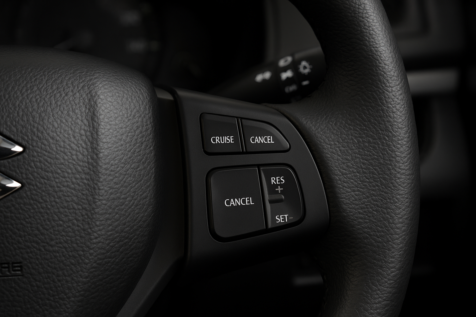 "نمای داخلی خودرو با سیستم کروز کنترل فعال شده روی فرمان"