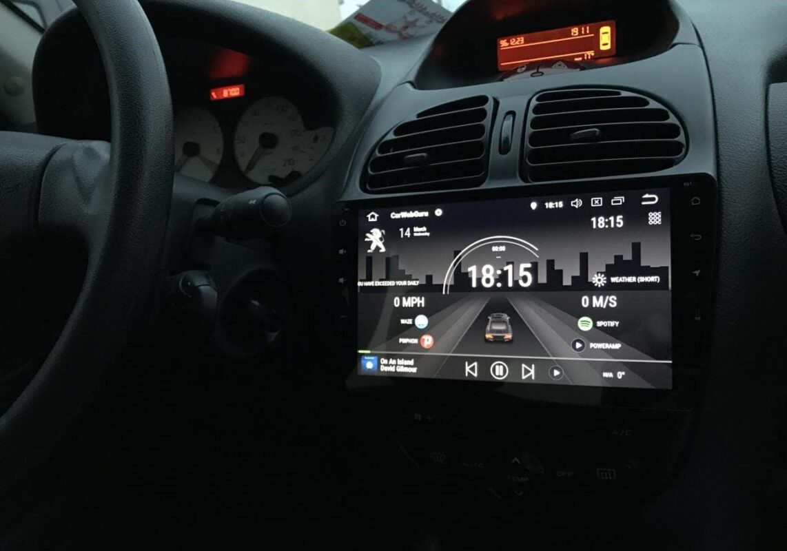 مولتی‌مدیای اندروید نصب‌شده روی داشبورد خودرو با منوی لمسی فعال