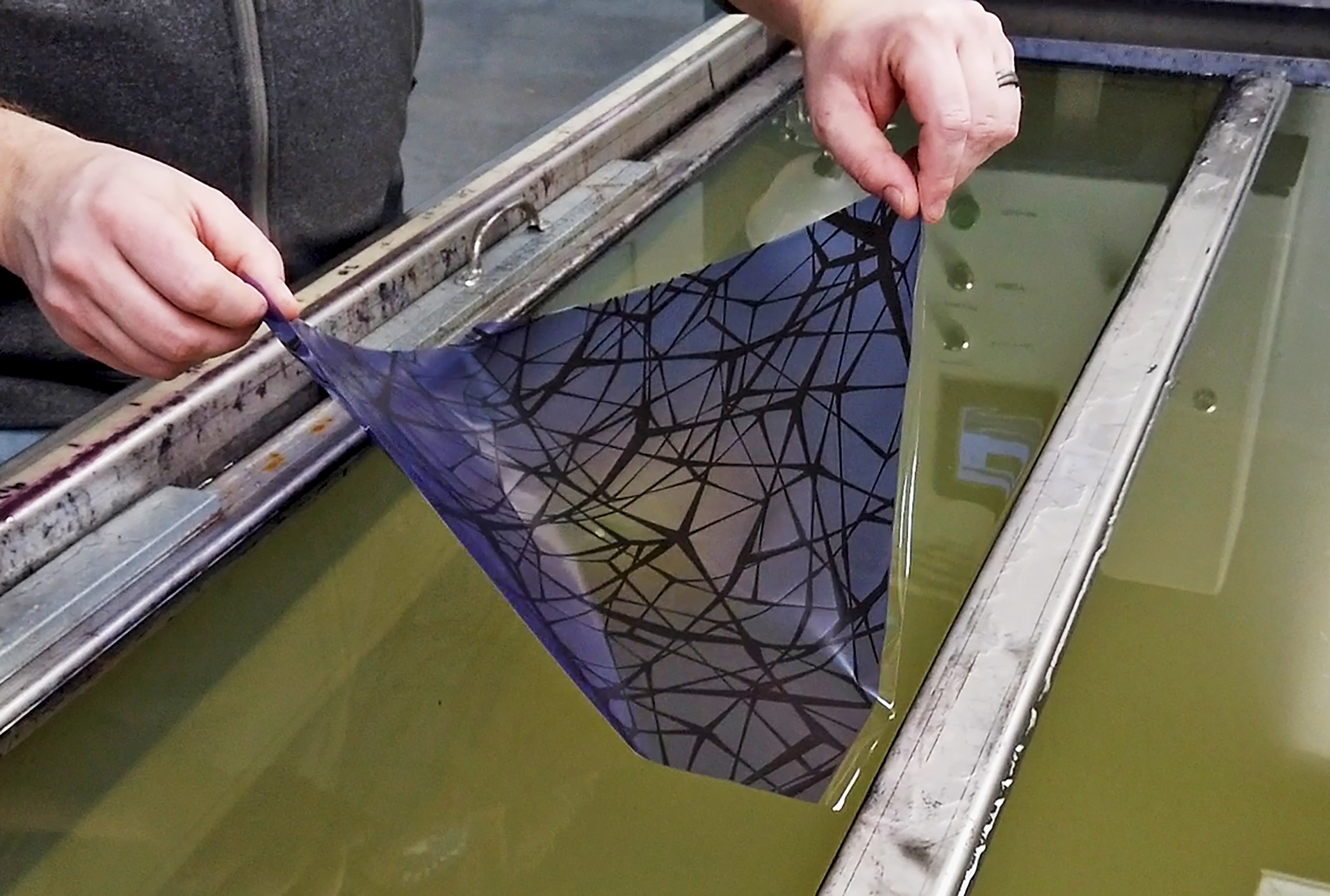 اجرای هیدروگرافیک با استفاده از فیلم طرح‌دار روی سطح آب