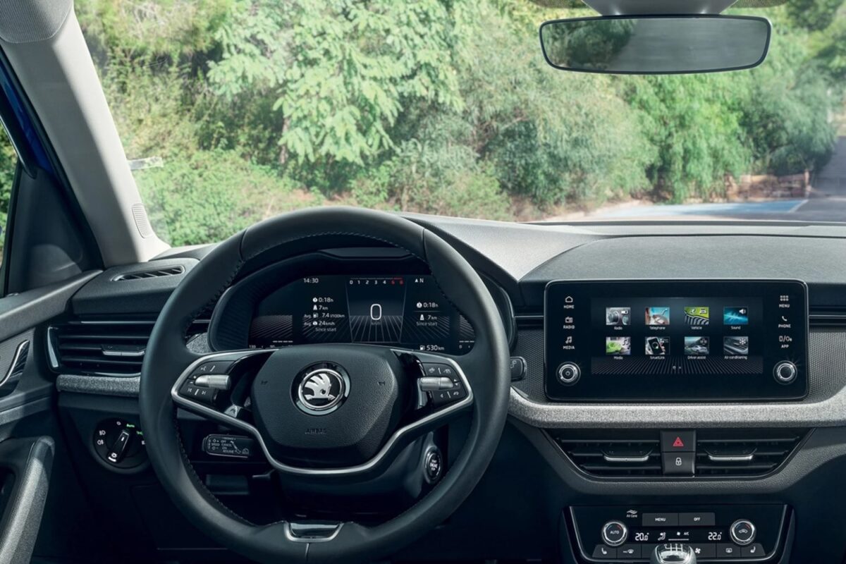 نمای داخلی خودرو فابریک در مقابل ارتقا یافته با مانیتور و کیلس استارت